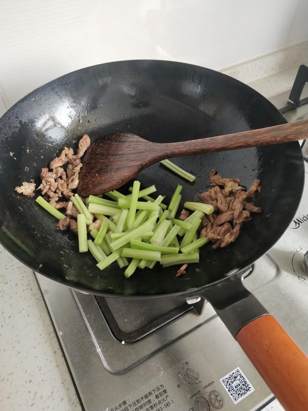 芹菜炒肉的做法-咸鮮味炒菜譜