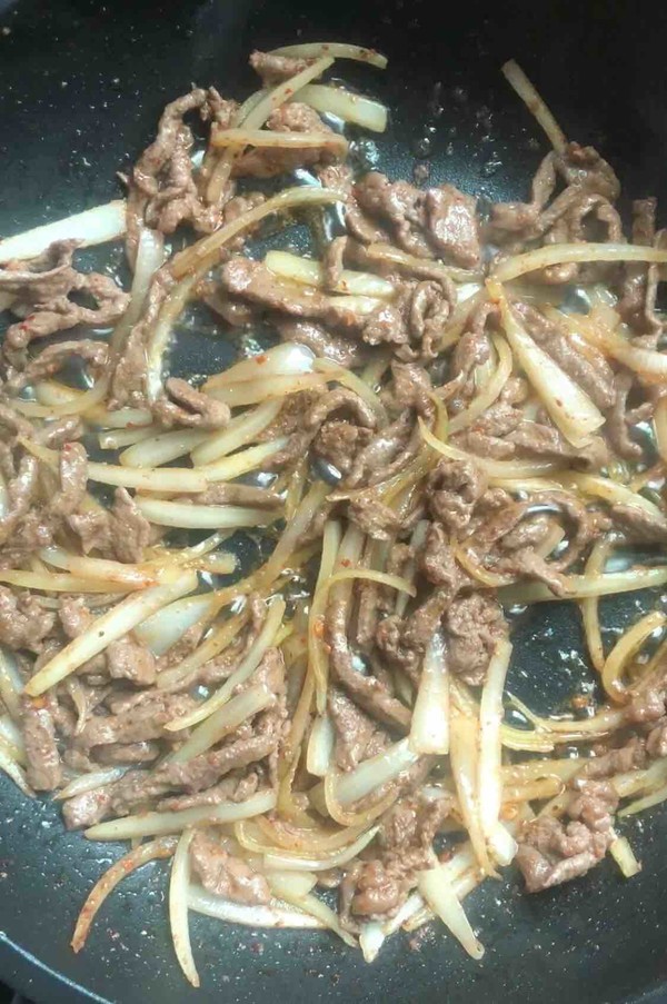 洋蔥牛肉絲的做法-香辣味炒菜譜-易網(wǎng)健康養(yǎng)生網(wǎng) 洋蔥牛肉絲的做法-香辣味炒菜譜