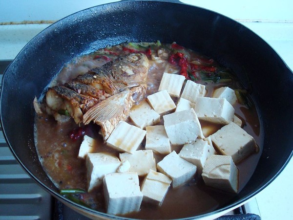 豆腐燉魚頭的做法-家常味燉菜譜