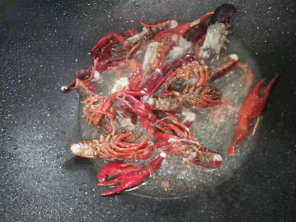 爆炒小龍蝦的做法-香辣味炒菜譜-易網健康養生網 爆炒小龍蝦的做法-香辣味炒菜譜