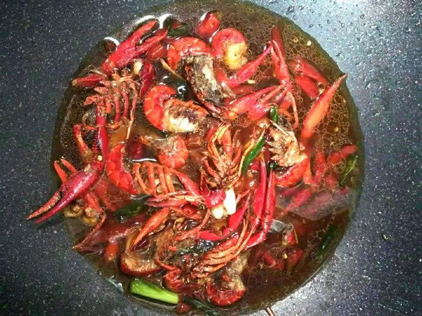 爆炒小龍蝦的做法-香辣味炒菜譜-易網健康養生網 爆炒小龍蝦的做法-香辣味炒菜譜