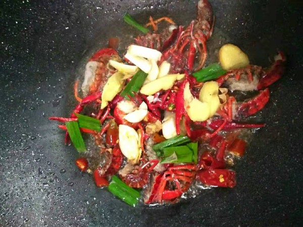 爆炒小龍蝦的做法-香辣味炒菜譜-易網健康養生網 爆炒小龍蝦的做法-香辣味炒菜譜