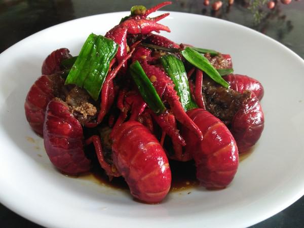 爆炒小龍蝦的做法-香辣味炒菜譜-易網健康養生網 爆炒小龍蝦的做法-香辣味炒菜譜