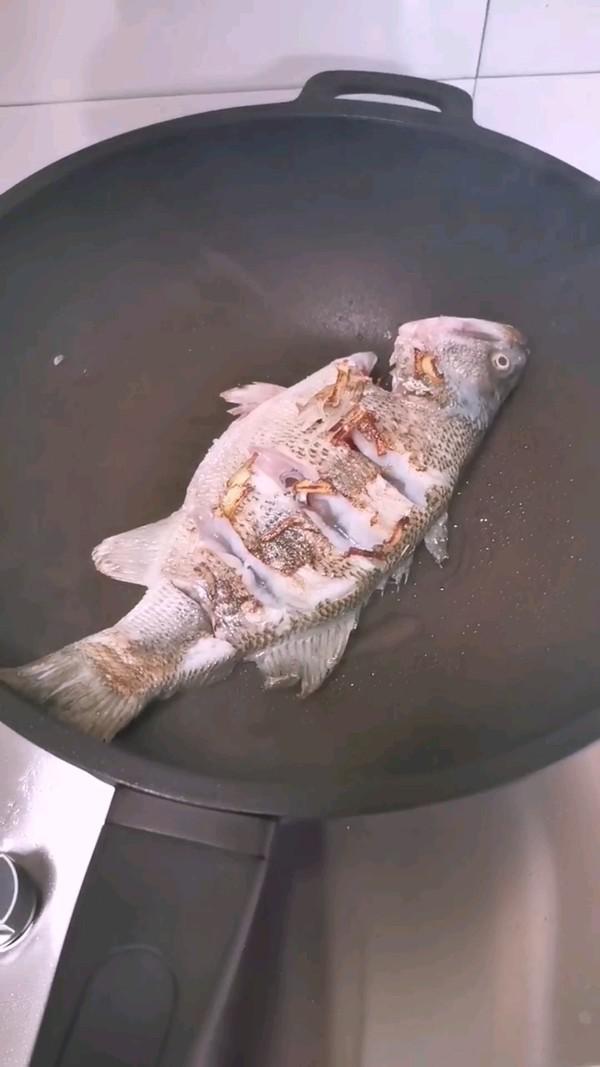 紅燒鱸魚的做法-家常味煮菜譜-易網<a href=http://www.xllyou.com/ target=_blank class=infotextkey>健康養生</a>網 紅燒鱸魚的做法-家常味煮菜譜