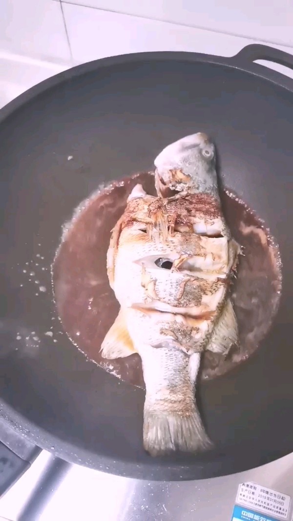 紅燒鱸魚的做法-家常味煮菜譜-易網健康養生網 紅燒鱸魚的做法-家常味煮菜譜