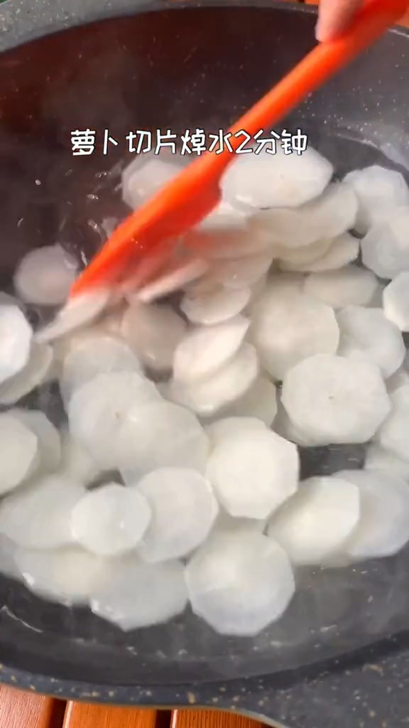 干鍋蘿卜片的做法-家常味炒菜譜-易網(wǎng)<a href=http://www.xllyou.com/ target=_blank class=infotextkey>健康養(yǎng)生</a>網(wǎng) 干鍋蘿卜片的做法-家常味炒菜譜