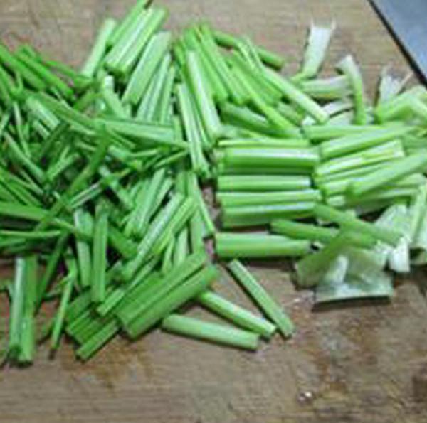 黑木耳香干炒芹菜的做法-家常味炒菜譜-易網(wǎng)健康養(yǎng)生網(wǎng) 黑木耳香干炒芹菜的做法-家常味炒菜譜