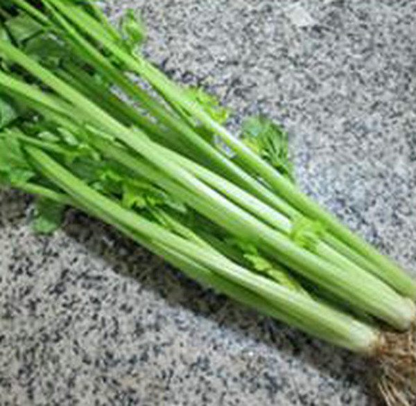 黑木耳香干炒芹菜的做法-家常味炒菜譜-易網(wǎng)<a href=http://www.xllyou.com/ target=_blank class=infotextkey>健康養(yǎng)生</a>網(wǎng) 黑木耳香干炒芹菜的做法-家常味炒菜譜