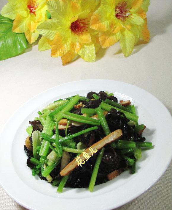 黑木耳香干炒芹菜的做法-家常味炒菜譜-易網(wǎng)健康養(yǎng)生網(wǎng) 黑木耳香干炒芹菜的做法-家常味炒菜譜