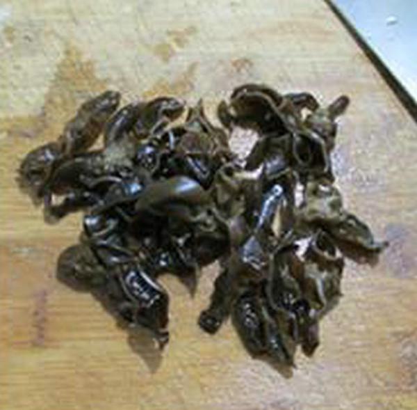 黑木耳香干炒芹菜的做法-家常味炒菜譜-易網(wǎng)健康養(yǎng)生網(wǎng) 黑木耳香干炒芹菜的做法-家常味炒菜譜