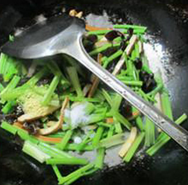 黑木耳香干炒芹菜的做法-家常味炒菜譜-易網(wǎng)健康養(yǎng)生網(wǎng) 黑木耳香干炒芹菜的做法-家常味炒菜譜