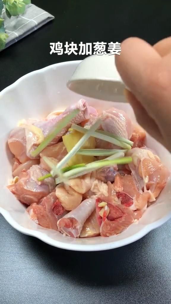 家常燉雞塊的做法-家常味炒菜譜-易網<a href=http://www.xllyou.com/ target=_blank class=infotextkey>健康養生</a>網 家常燉雞塊的做法-家常味炒菜譜