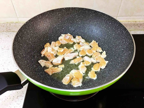 秒殺飯店的宮保雞丁蓋澆飯的做法-咸鮮味炒菜譜-易網健康養生網 秒殺飯店的宮保雞丁蓋澆飯的做法-咸鮮味炒菜譜