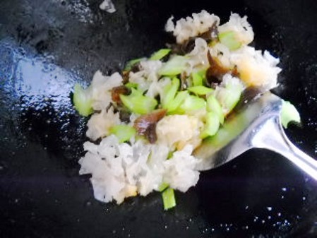 銀耳西芹枸杞子的做法-家常味炒菜譜-易網(wǎng)健康養(yǎng)生網(wǎng) 銀耳西芹枸杞子的做法-家常味炒菜譜