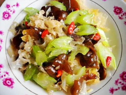 銀耳西芹枸杞子的做法-家常味炒菜譜-易網(wǎng)健康養(yǎng)生網(wǎng) 銀耳西芹枸杞子的做法-家常味炒菜譜