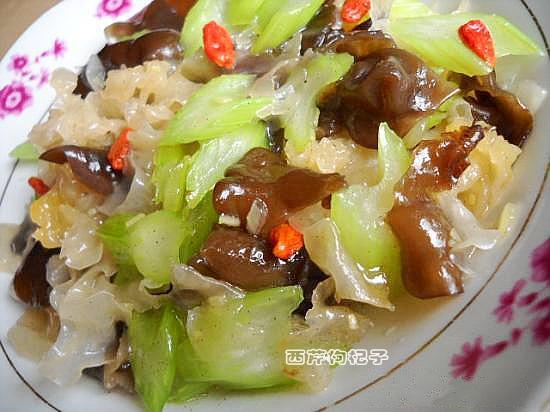 銀耳西芹枸杞子的做法-家常味炒菜譜-易網(wǎng)健康養(yǎng)生網(wǎng) 銀耳西芹枸杞子的做法-家常味炒菜譜