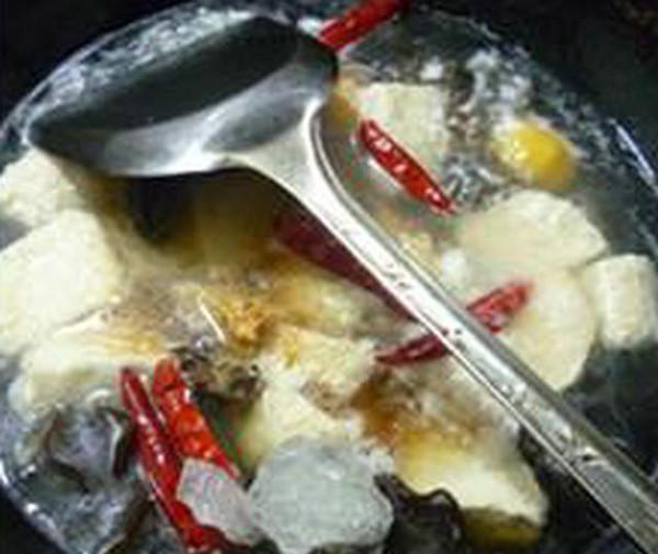 黑木耳栗子燒小素雞的做法-家常味燒菜譜-易網(wǎng)健康養(yǎng)生網(wǎng) 黑木耳栗子燒小素雞的做法-家常味燒菜譜