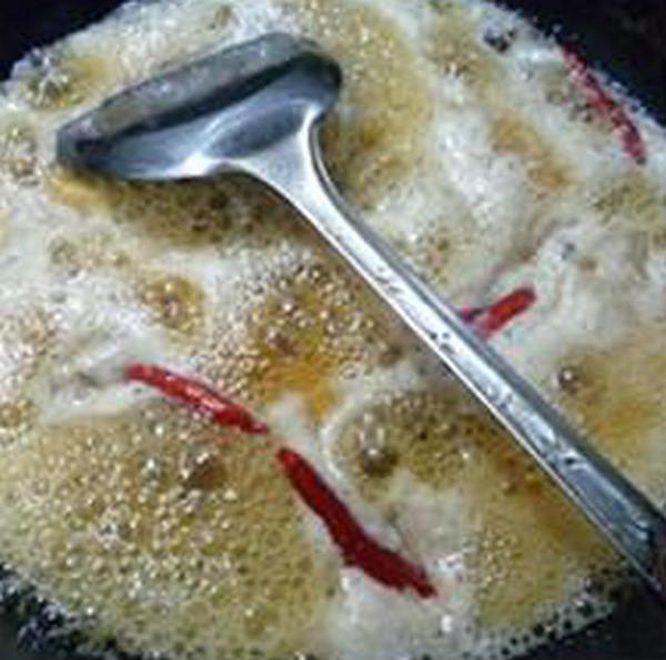 黑木耳栗子燒小素雞的做法-家常味燒菜譜-易網(wǎng)健康養(yǎng)生網(wǎng) 黑木耳栗子燒小素雞的做法-家常味燒菜譜