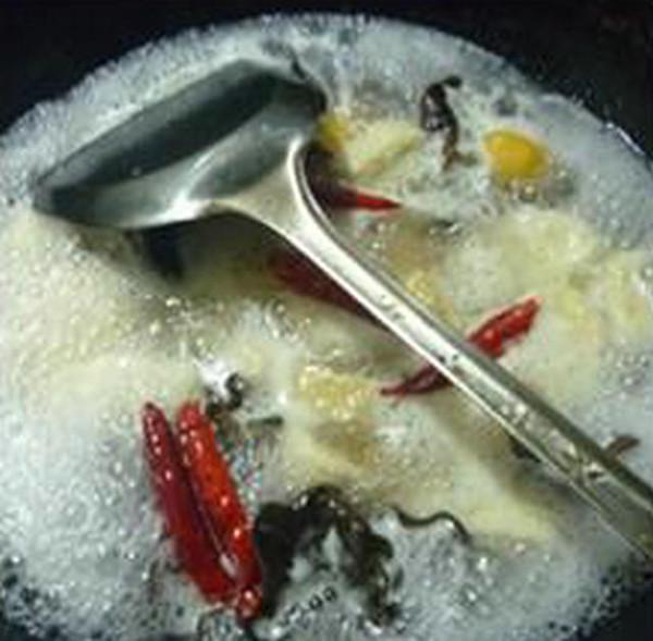 黑木耳栗子燒小素雞的做法-家常味燒菜譜-易網(wǎng)健康養(yǎng)生網(wǎng) 黑木耳栗子燒小素雞的做法-家常味燒菜譜