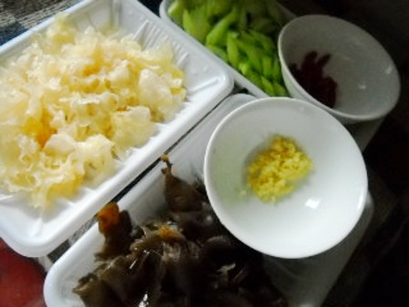 銀耳西芹枸杞子的做法-家常味炒菜譜-易網(wǎng)健康養(yǎng)生網(wǎng) 銀耳西芹枸杞子的做法-家常味炒菜譜