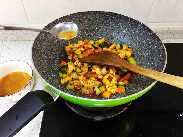 秒殺飯店的宮保雞丁蓋澆飯的做法-咸鮮味炒菜譜-易網健康養生網 秒殺飯店的宮保雞丁蓋澆飯的做法-咸鮮味炒菜譜