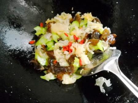 銀耳西芹枸杞子的做法-家常味炒菜譜-易網(wǎng)健康養(yǎng)生網(wǎng) 銀耳西芹枸杞子的做法-家常味炒菜譜