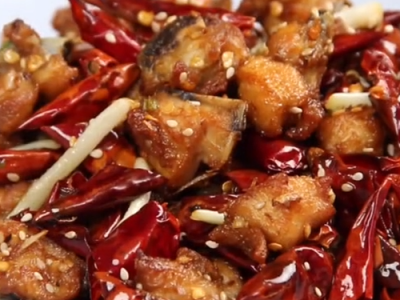 油炸辣子雞 讓你抗拒不了的麻辣鮮香的做法-麻辣味炸菜譜