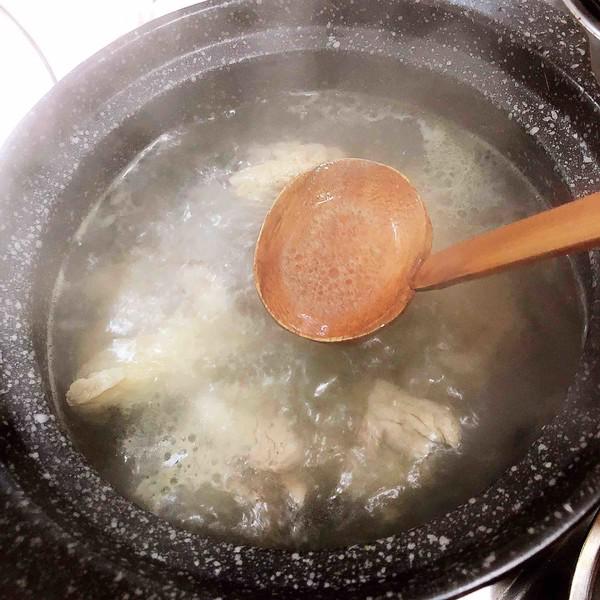 酸菜燉大骨的做法-咸鮮味燉菜譜-易網健康養生網 酸菜燉大骨的做法-咸鮮味燉菜譜