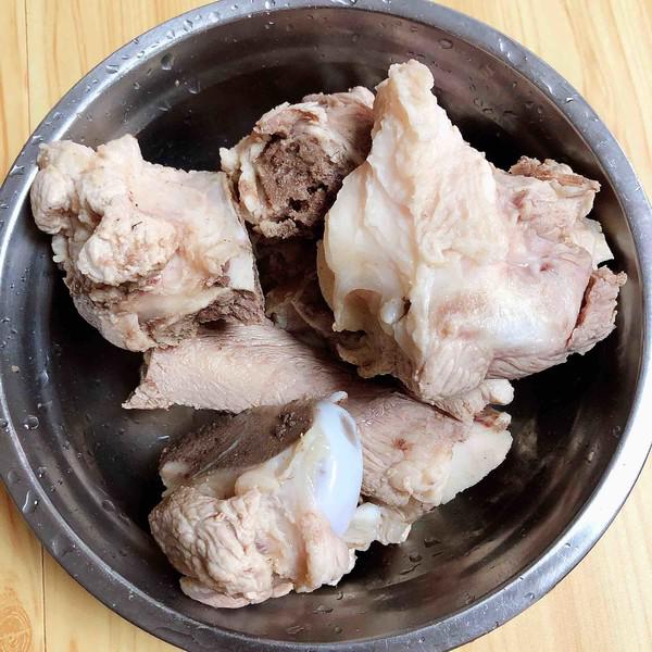 酸菜燉大骨的做法-咸鮮味燉菜譜-易網健康養生網 酸菜燉大骨的做法-咸鮮味燉菜譜