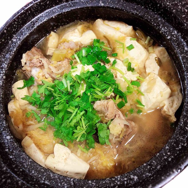 酸菜燉大骨的做法-咸鮮味燉菜譜-易網健康養生網 酸菜燉大骨的做法-咸鮮味燉菜譜