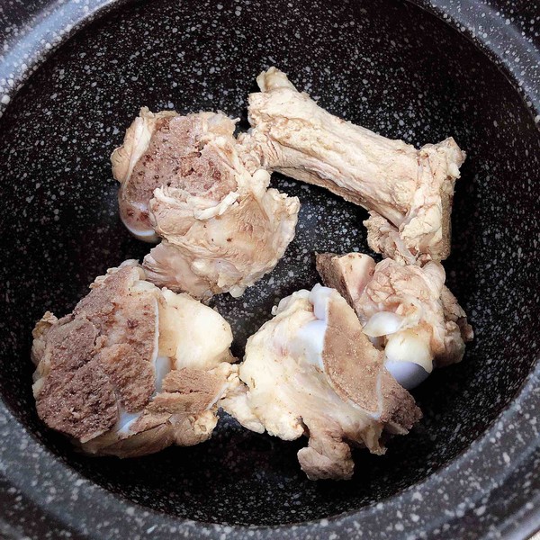 酸菜燉大骨的做法-咸鮮味燉菜譜-易網健康養生網 酸菜燉大骨的做法-咸鮮味燉菜譜