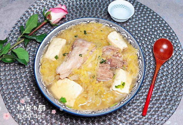 酸菜燉大骨的做法-咸鮮味燉菜譜-易網健康養生網 酸菜燉大骨的做法-咸鮮味燉菜譜