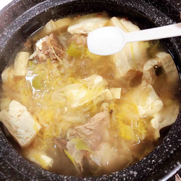 酸菜燉大骨的做法-咸鮮味燉菜譜-易網健康養生網 酸菜燉大骨的做法-咸鮮味燉菜譜