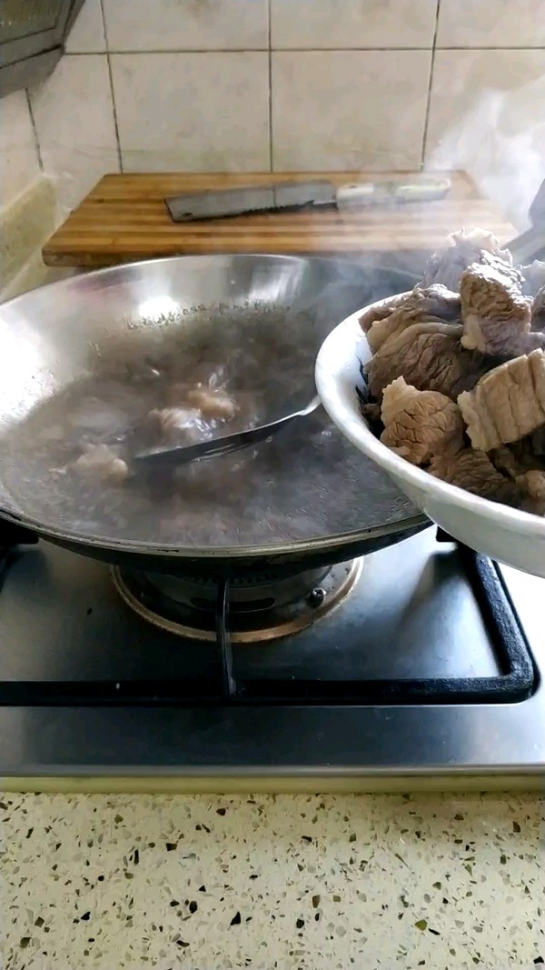 牛氣沖天紅燒牛肉的做法-家常味燉菜譜-易網健康養生網 牛氣沖天紅燒牛肉的做法-家常味燉菜譜