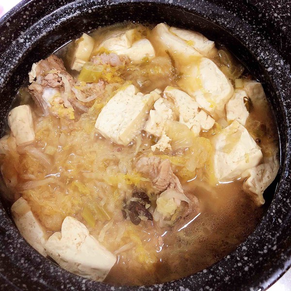 酸菜燉大骨的做法-咸鮮味燉菜譜-易網健康養生網 酸菜燉大骨的做法-咸鮮味燉菜譜