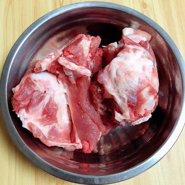 酸菜燉大骨的做法-咸鮮味燉菜譜-易網<a href=http://www.xllyou.com/ target=_blank class=infotextkey>健康養生</a>網 酸菜燉大骨的做法-咸鮮味燉菜譜