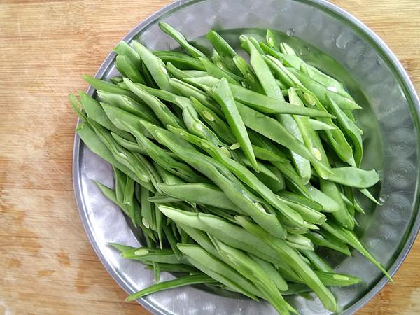 香菇豆角絲的做法-家常味炒菜譜-易網<a href=http://www.xllyou.com/ target=_blank class=infotextkey>健康養生</a>網 香菇豆角絲的做法-家常味炒菜譜