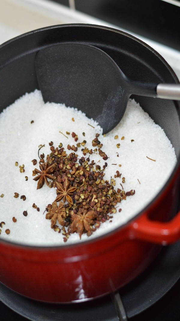 鹽焗蝦的做法-咸鮮味干鍋菜譜-易網(wǎng)<a href=http://www.xllyou.com/ target=_blank class=infotextkey>健康養(yǎng)生</a>網(wǎng) 鹽焗蝦的做法-咸鮮味干鍋菜譜