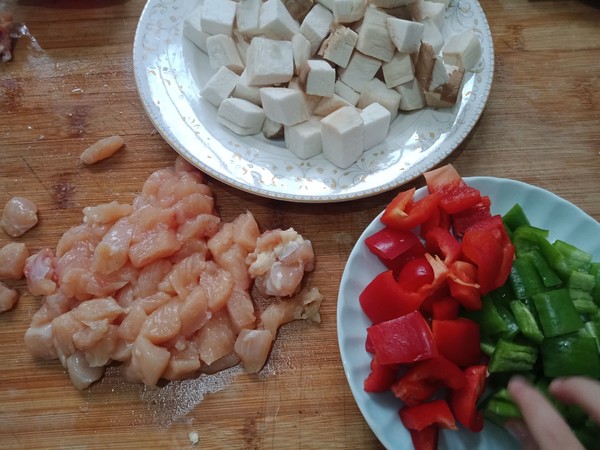 彩蔬雞丁的做法-家常味炒菜譜-易網健康養生網 彩蔬雞丁的做法-家常味炒菜譜