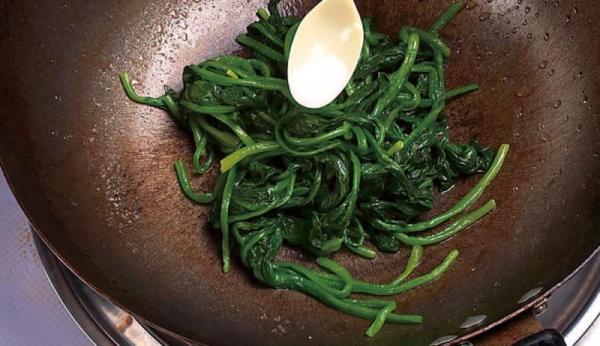金銀蛋浸菠菜的做法-家常味炒菜譜-易網健康養生網 金銀蛋浸菠菜的做法-家常味炒菜譜