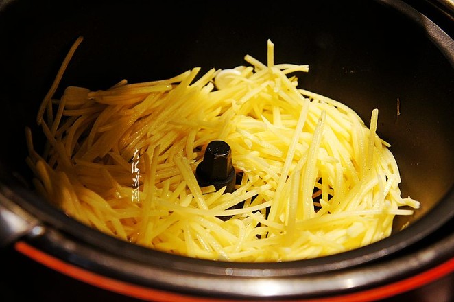 爆炒土豆絲的做法-家常味炒菜譜-易網健康養生網 爆炒土豆絲的做法-家常味炒菜譜