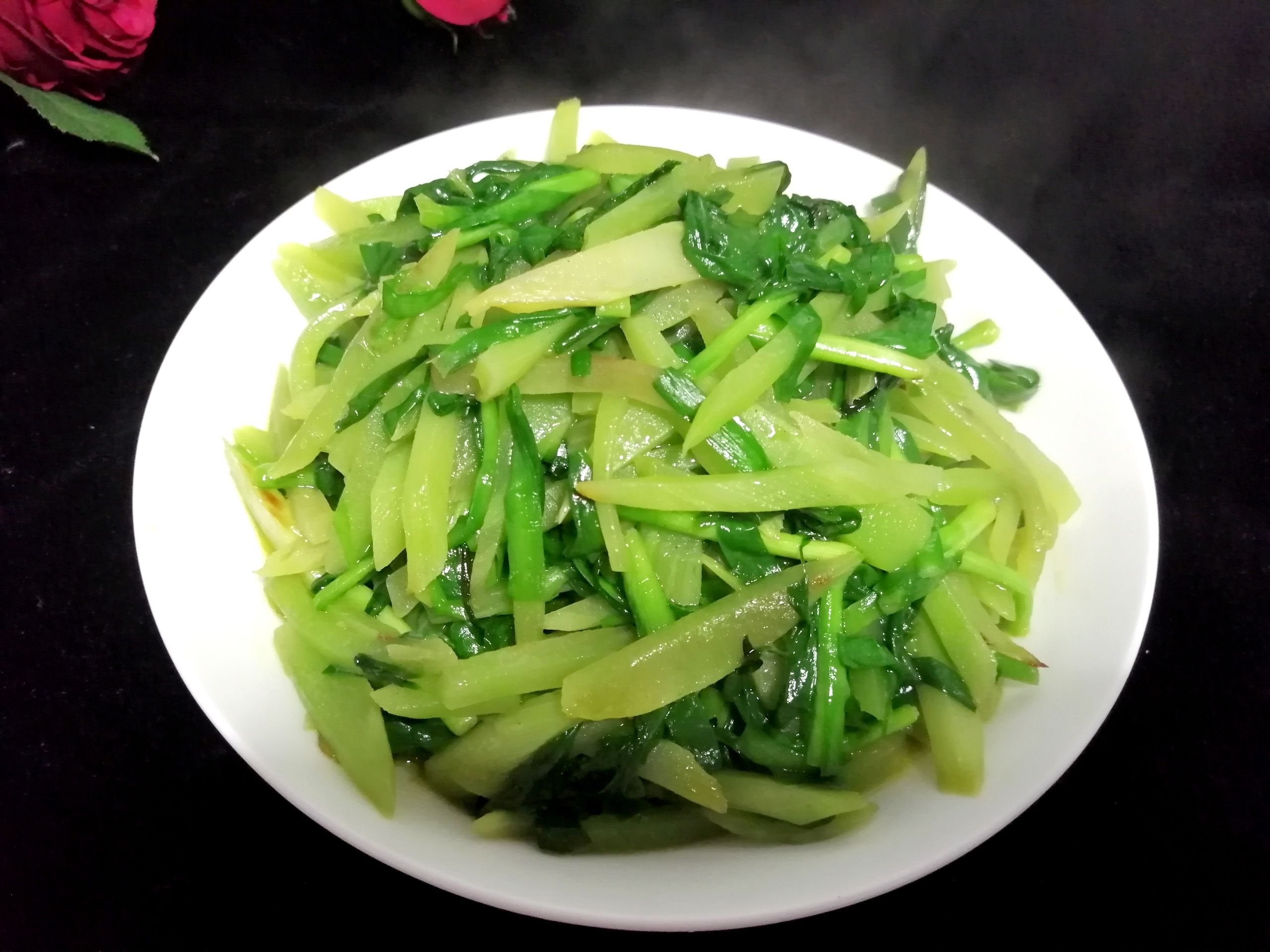 萵苣炒韭菜的做法-家常味炒菜譜-易網健康養生網 萵苣炒韭菜的做法-家常味炒菜譜