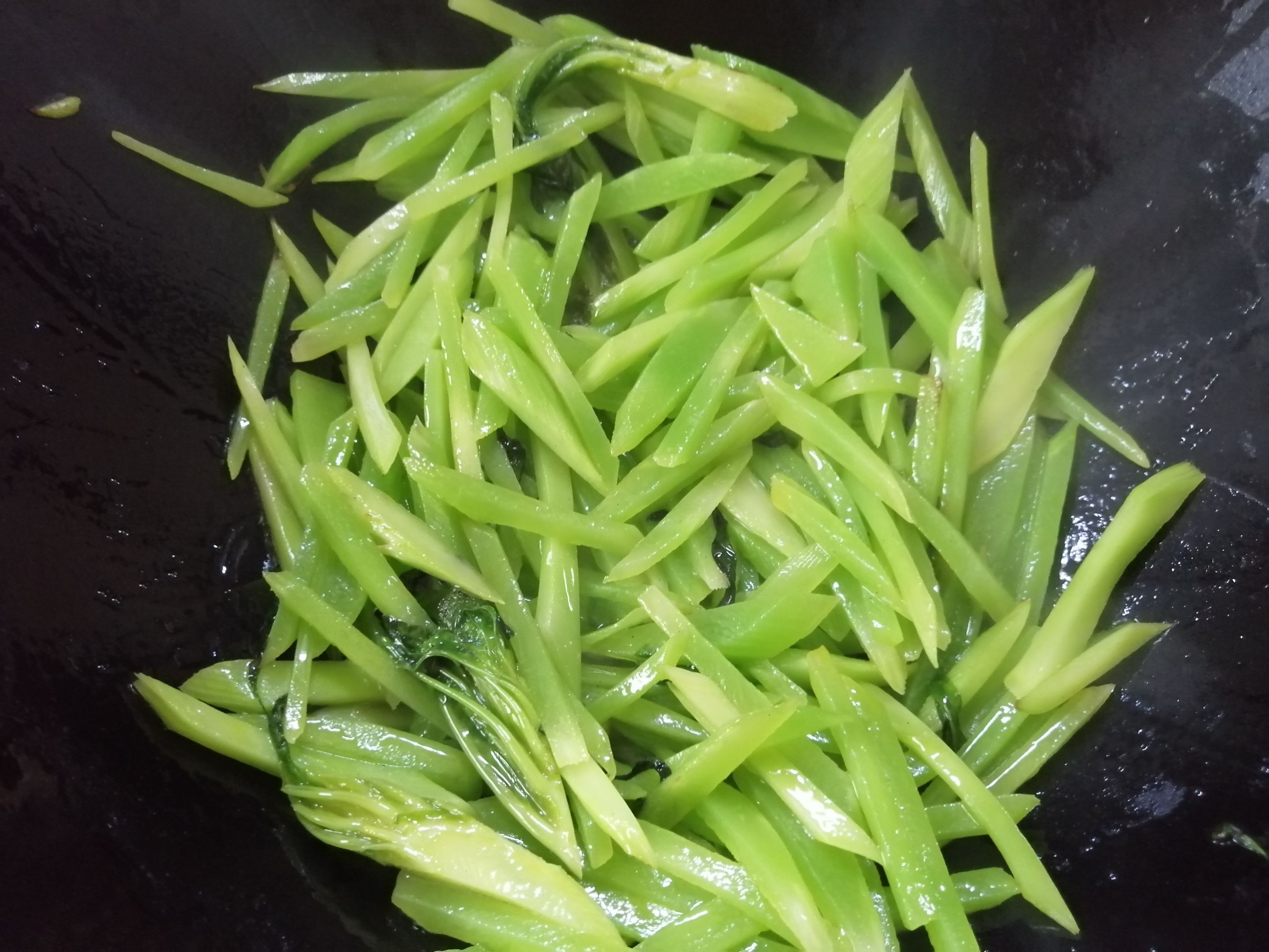 萵苣炒韭菜的做法-家常味炒菜譜-易網健康養生網 萵苣炒韭菜的做法-家常味炒菜譜