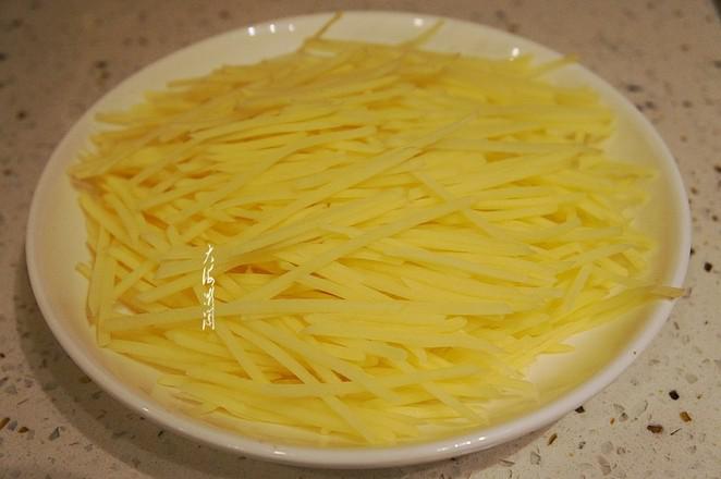 爆炒土豆絲的做法-家常味炒菜譜-易網<a href=http://www.xllyou.com/ target=_blank class=infotextkey>健康養生</a>網 爆炒土豆絲的做法-家常味炒菜譜