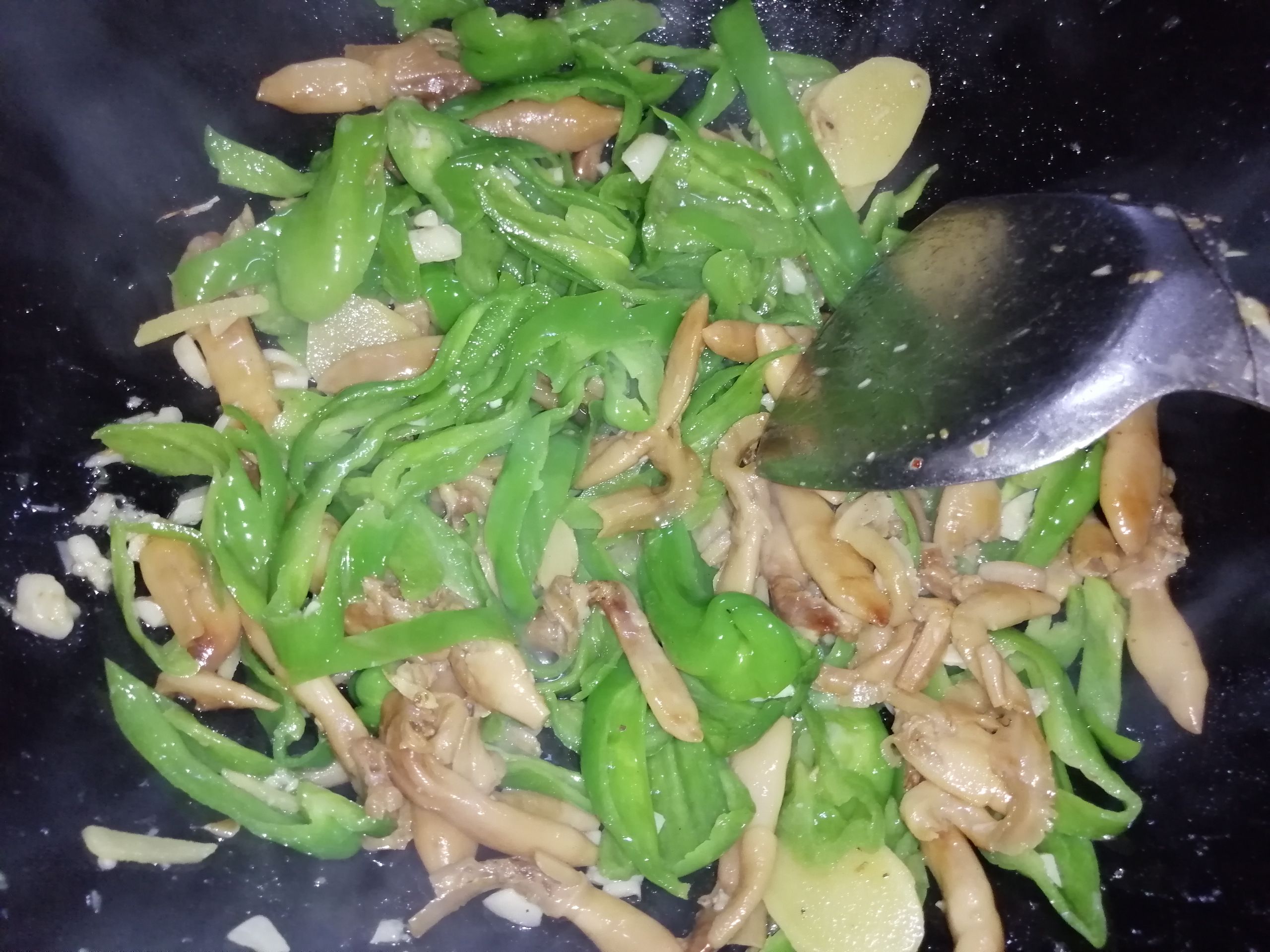 青椒爆炒蜆子干的做法-咸鮮味炒菜譜-易網健康養生網 青椒爆炒蜆子干的做法-咸鮮味炒菜譜