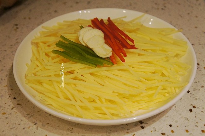 爆炒土豆絲的做法-家常味炒菜譜-易網健康養生網 爆炒土豆絲的做法-家常味炒菜譜