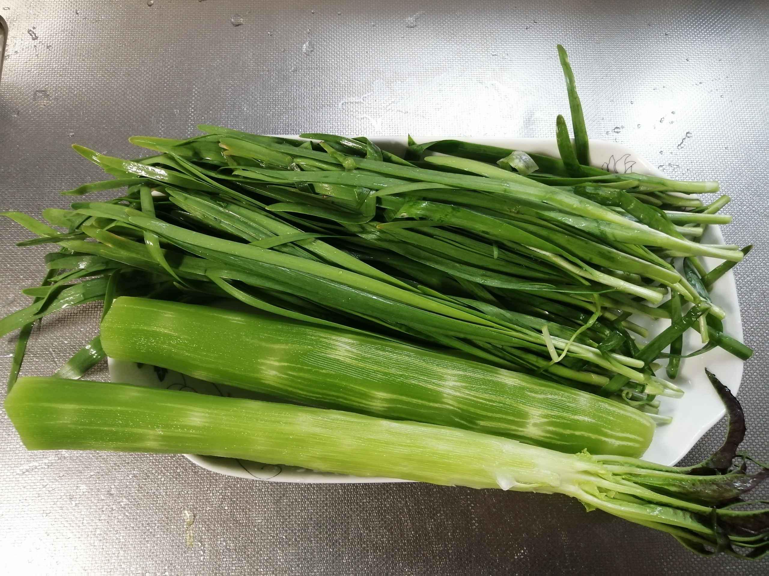 萵苣炒韭菜的做法-家常味炒菜譜-易網<a href=http://www.xllyou.com/ target=_blank class=infotextkey>健康養生</a>網 萵苣炒韭菜的做法-家常味炒菜譜