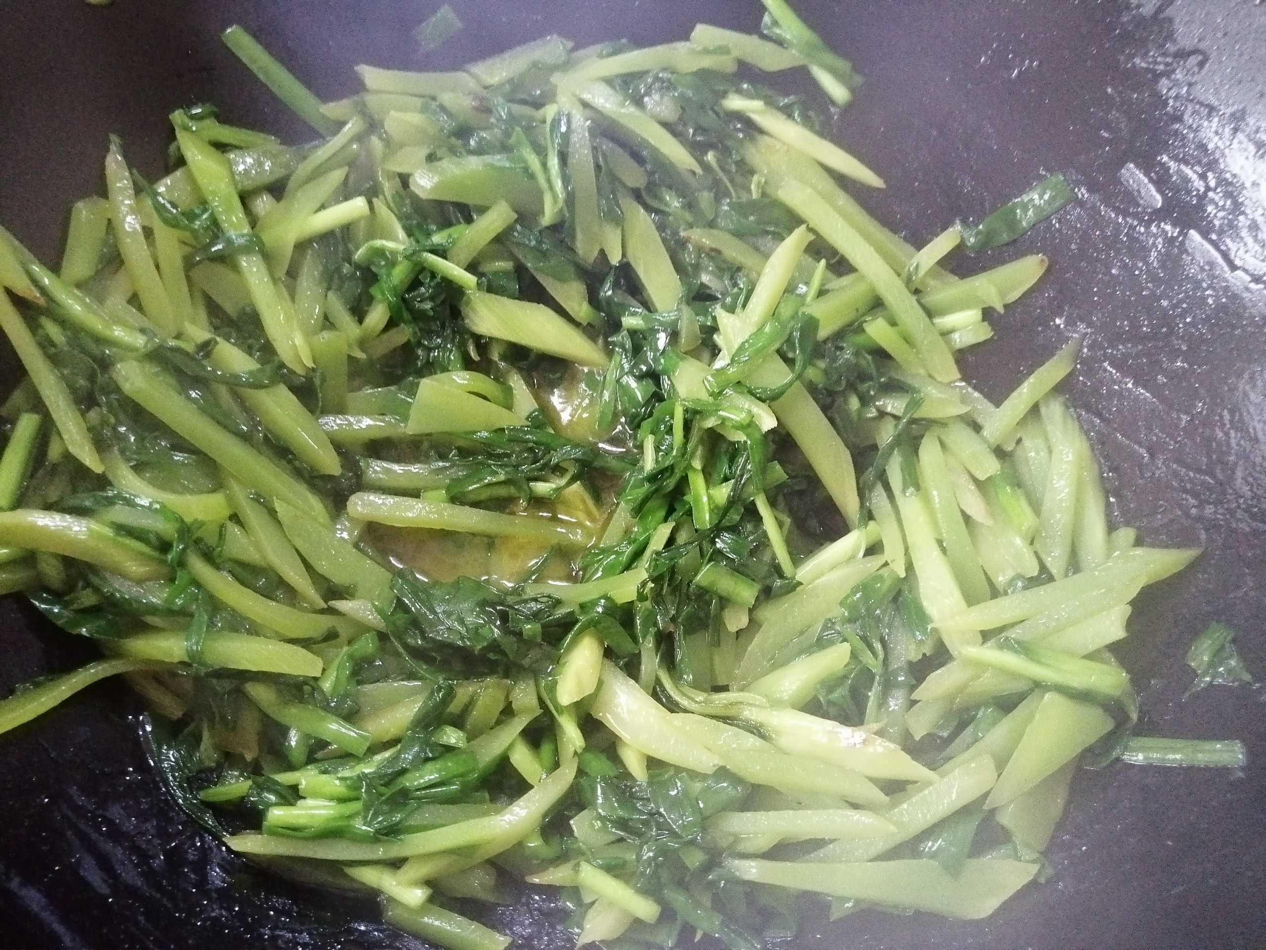 萵苣炒韭菜的做法-家常味炒菜譜-易網健康養生網 萵苣炒韭菜的做法-家常味炒菜譜