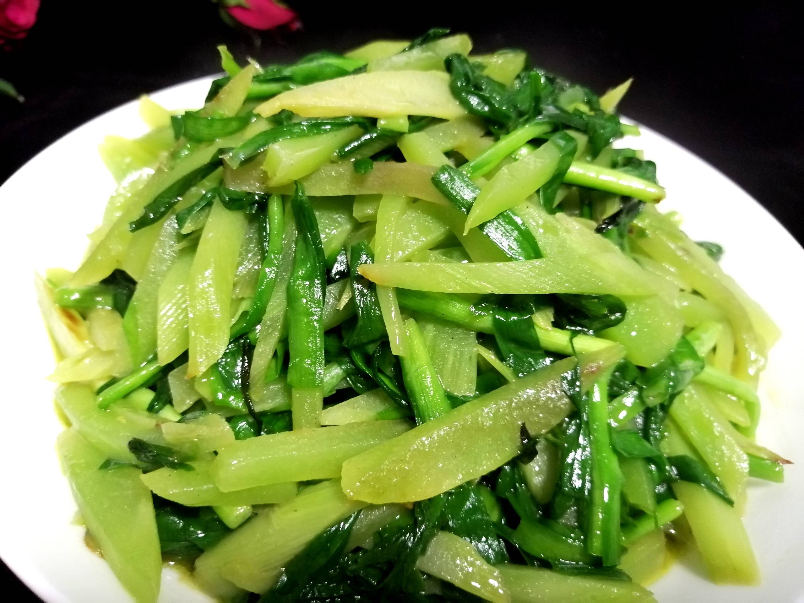 萵苣炒韭菜的做法-家常味炒菜譜-易網健康養生網 萵苣炒韭菜的做法-家常味炒菜譜