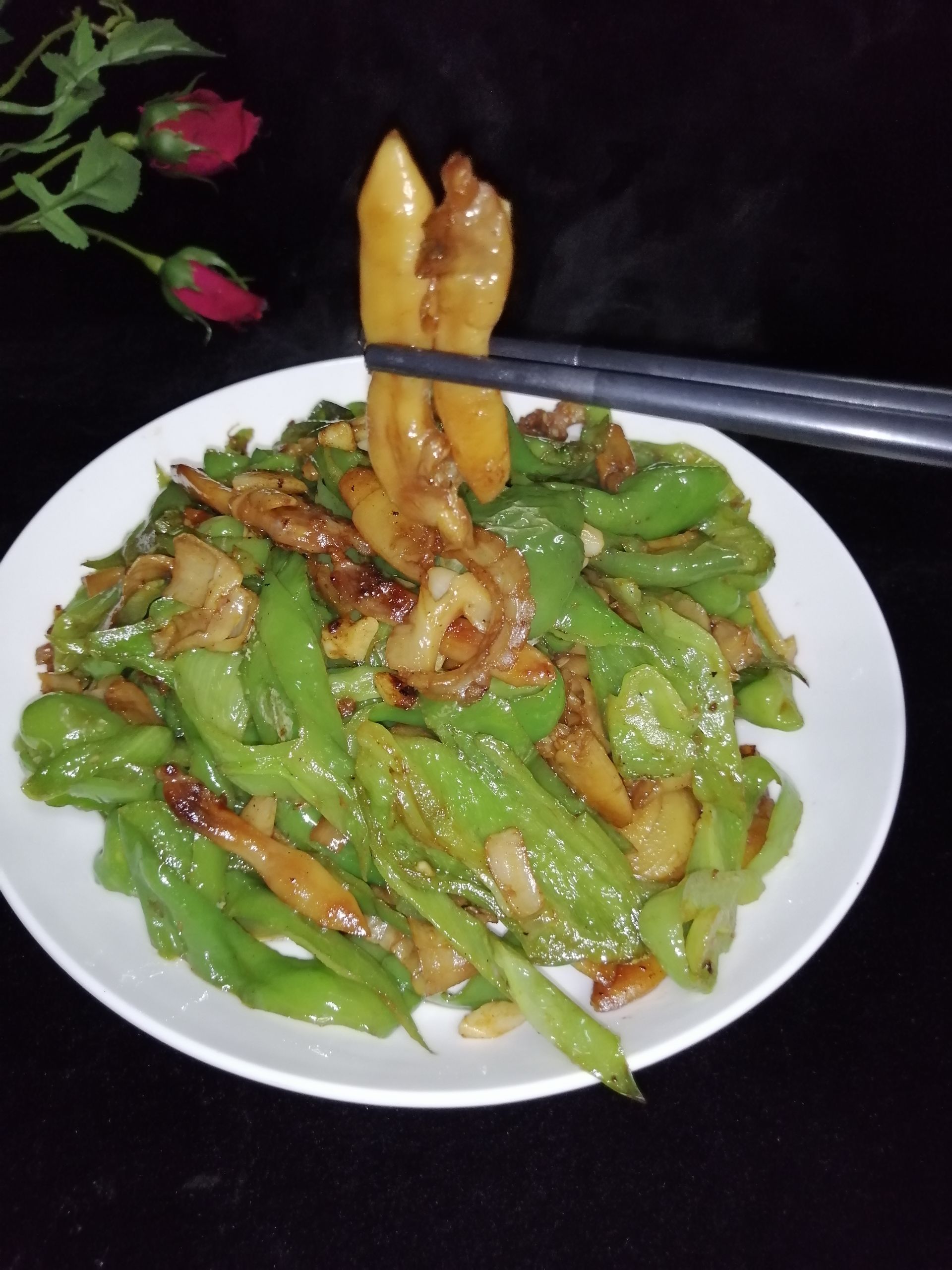 青椒爆炒蜆子干的做法-咸鮮味炒菜譜-易網健康養生網 青椒爆炒蜆子干的做法-咸鮮味炒菜譜